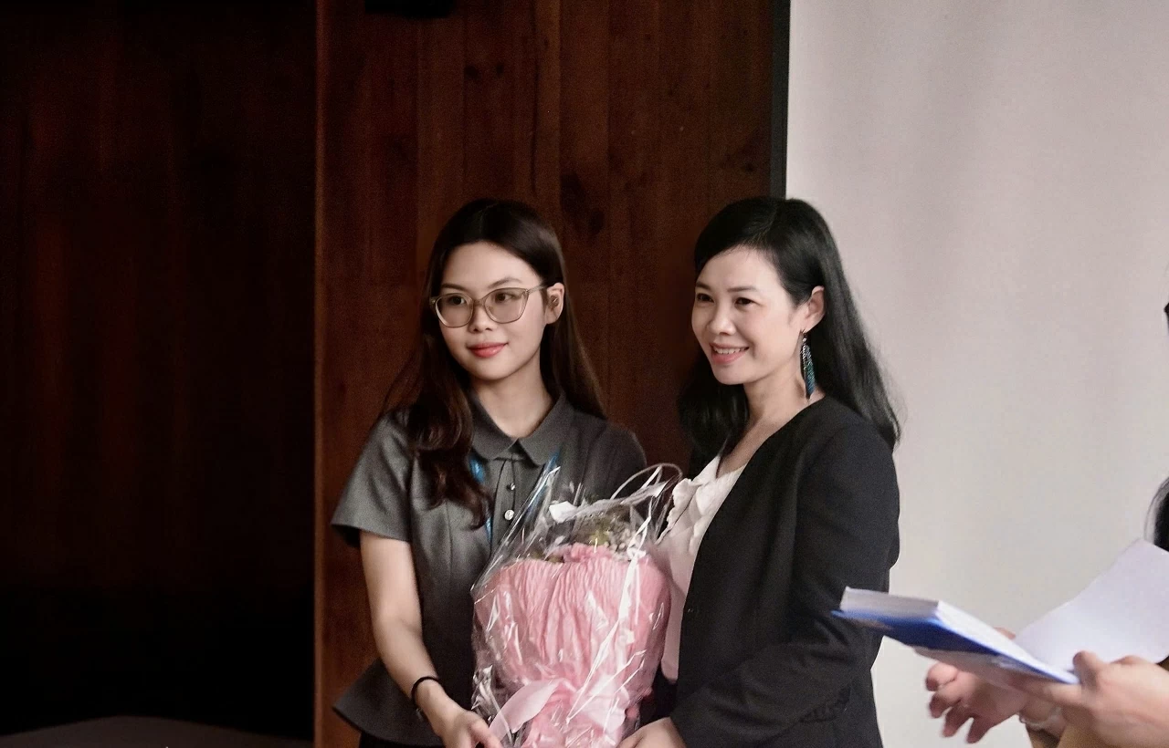Bạn Đào Minh Châu, Trưởng Ban tổ chức trao hoa cho giảng viên Lê Thị Thoa. (Ảnh: BTC)