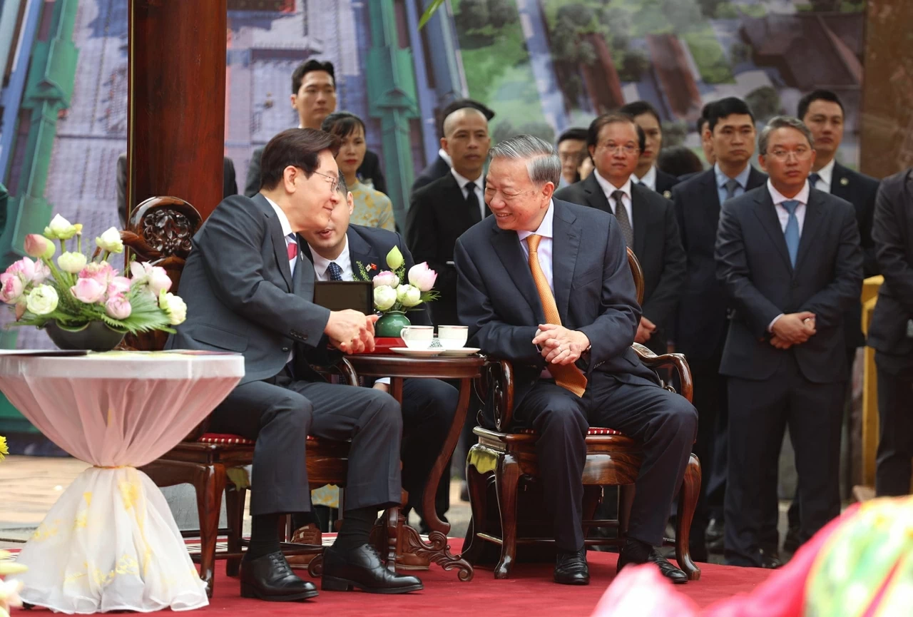 Tổng Bí thư, Chủ tịch nước Tô Lâm và Phu nhân cùng Tổng thống Hàn Quốc Lee Jae Myung và Phu nhân Thưởng trà và xem chương trình biểu diễn nghệ thuật. (Ảnh: Thành Long)