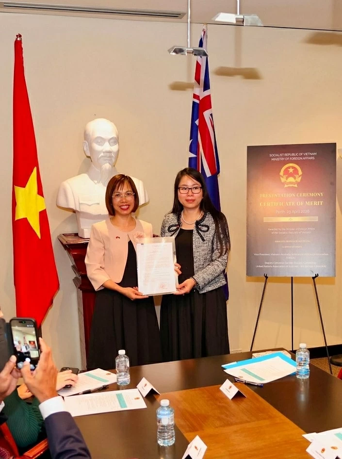 Nữ trí thức Việt tại Australia nhận Bằng khen Bộ trưởng Bộ Ngoại giao Nữ trí thức Việt tại Australia nhận Bằng khen Bộ trưởng Bộ Ngoại giao
