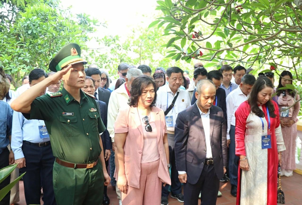 Sáng 26/4, Ông Nguyễn Trung Kiên, Chủ nhiệm Ủy ban Nhà nước về người Việt Nam ở nước ngoài dẫn đầu Đoàn kiều bào tại dâng hương tại Đài tưởng niệm các anh hùng liệt sỹ hy sinh trong cuộc chiến đấu bảo vệ biên giới phía Bắc.