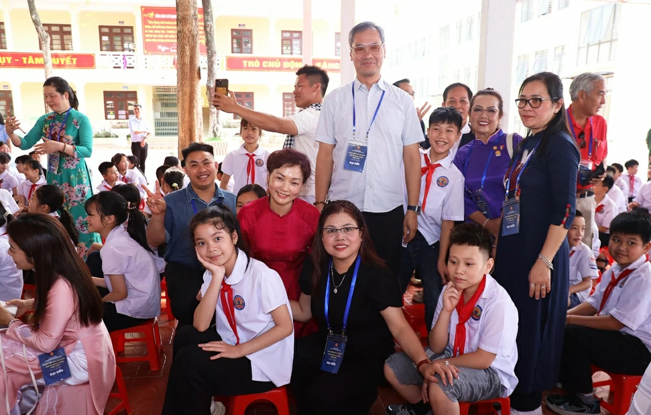 Từ nền tảng đó, nhiều người Việt Nam đã trưởng thành, vươn ra thế giới và tiếp tục quay trở về đóng góp cho đất nước. Đối với các em học sinh Trường Tiểu học Đồng Đăng, ông Nguyễn Trung Kiên khẳng định mỗi em đều là một phần của hành trình kết nối ấy. Từ 