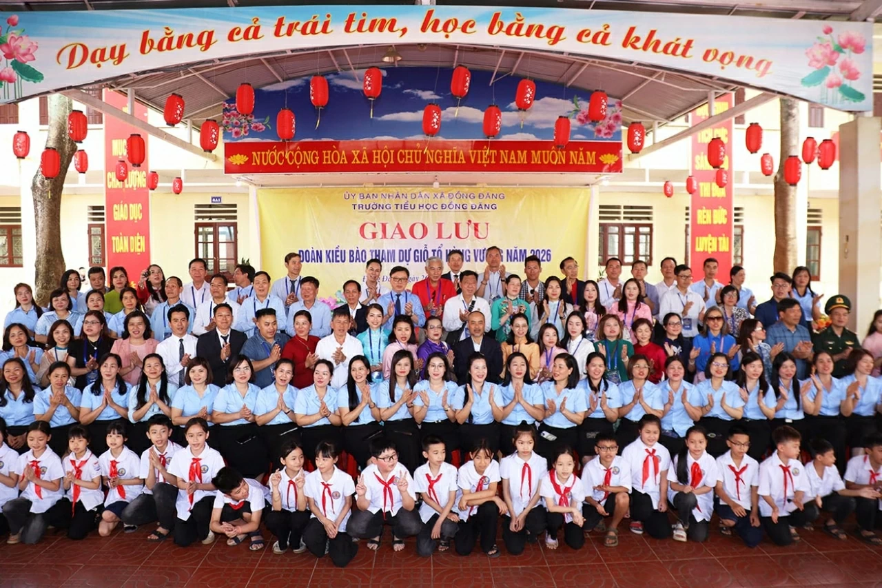 Đoàn kiều bào chụp ảnh chung cùng nhà trường và các cháu học sinh.