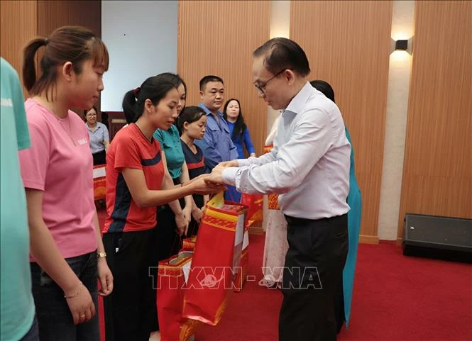 Bộ trưởng Ngoại giao Lê Hoài Trung tặng quà gia đình chính sách, người lao động khó khăn tại Phú Thọ