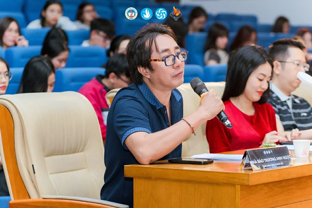 Nhà báo Trương Anh Ngọc tại đêm Chung kết Cuộc thi “Thủ lĩnh Sinh viên NEU 2024”. (Nguồn: BTC)