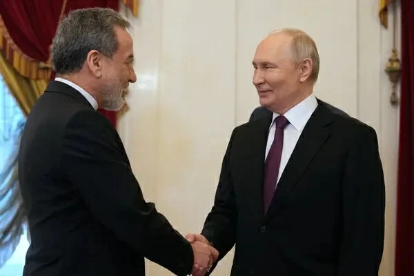 Ngoại trưởng Iran Abbas Araghchi (trái) và Tổng thống Nga Vladimir Putin trong cuộc gặp tại Moscow ngày 27/4, tập trung trao đổi về tình hình xung đột và các nỗ lực ngoại giao nhằm hạ nhiệt căng thẳng khu vực. (Nguồn: The New York Times)