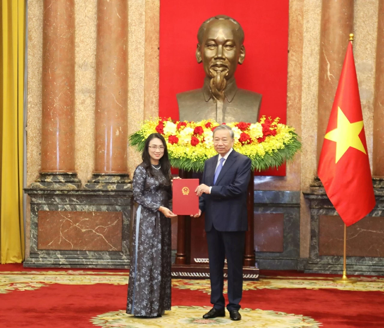 Tổng Bí thư, Chủ tịch nước Tô Lâm trao Quyết định bổ nhiệm 5 Đại sứ Việt Nam ở nước ngoài