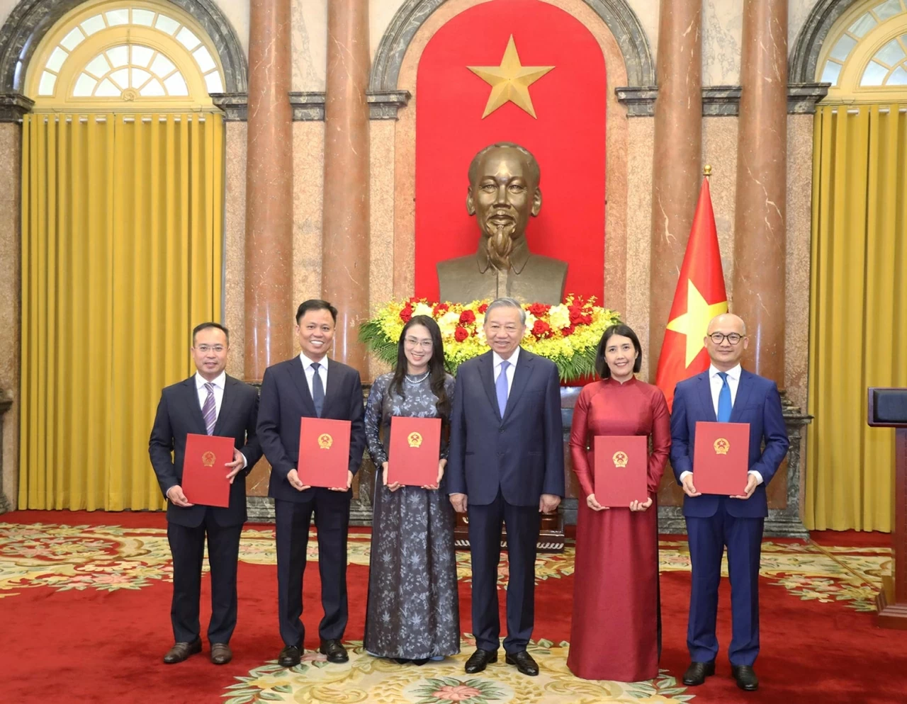 Tổng Bí thư, Chủ tịch nước Tô Lâm trao Quyết định bổ nhiệm 5 Đại sứ Việt Nam ở nước ngoài