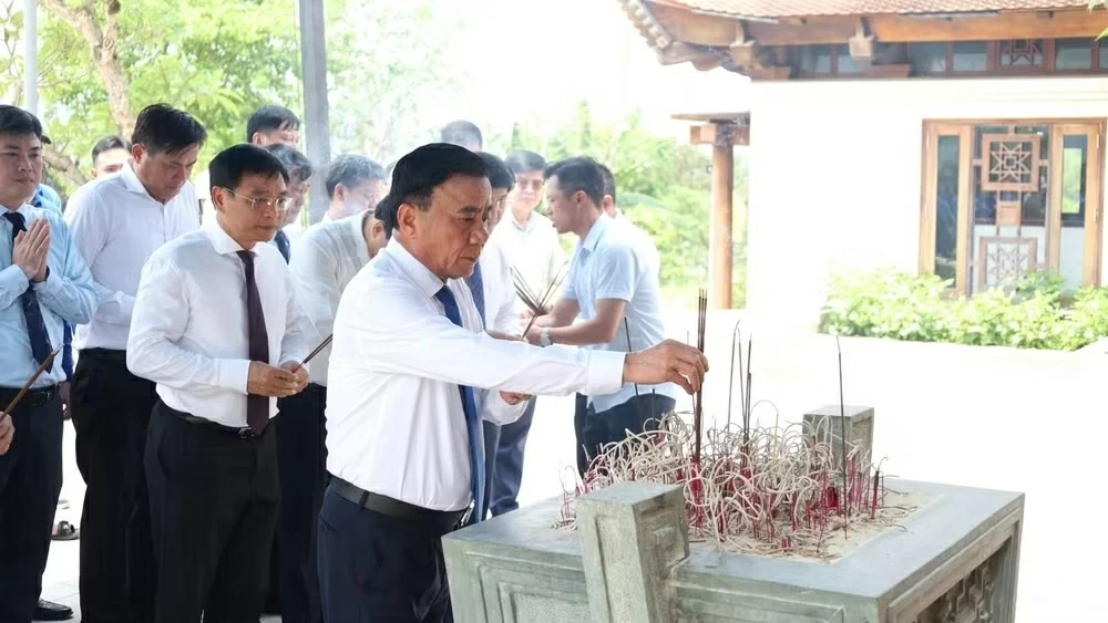 Thường trực Ban Bí thư Trần Cẩm Tú dâng hương tưởng niệm các Anh hùng liệt sĩ tại Điện Biên
