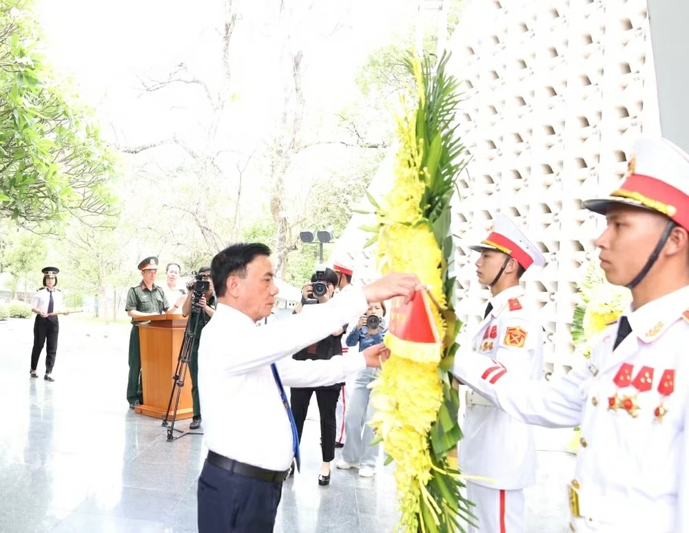Thường trực Ban Bí thư Trần Cẩm Tú dâng hương tưởng niệm các Anh hùng liệt sĩ tại Điện Biên