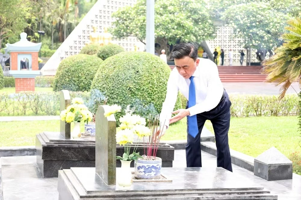 Thường trực Ban Bí thư Trần Cẩm Tú dâng hương tưởng niệm các Anh hùng liệt sĩ tại Điện Biên