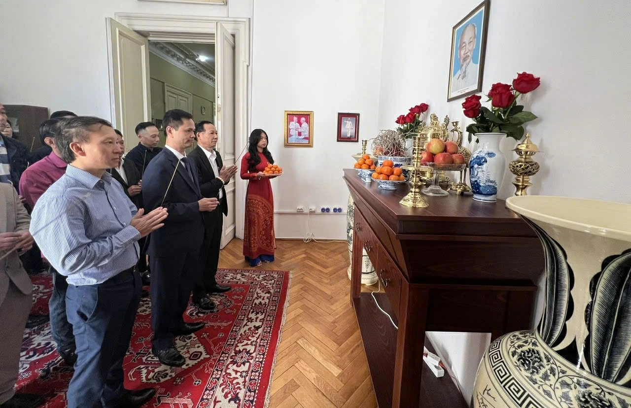 Mở đầu là nghi thức dâng hương tại bàn thờ Chủ tịch Hồ Chí Minh. (Nguồn: Đại sứ quán Việt Nam tại Rumani)