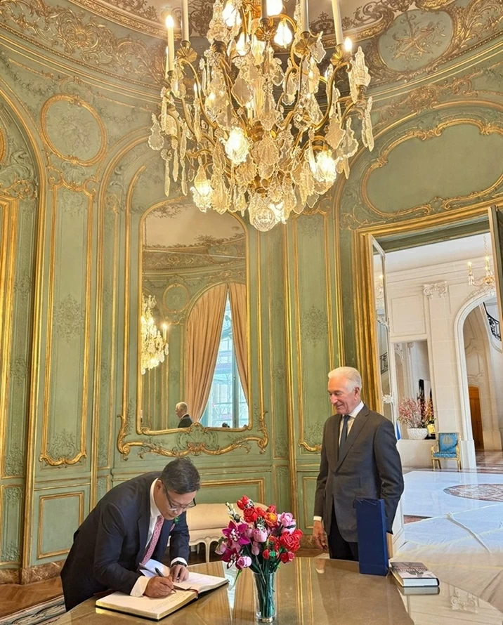 Đại sứ Việt Nam tại Pháp Trịnh Đức Hải chào xã giao Đại sứ Hoa Kỳ tại Pháp Charles Kushner