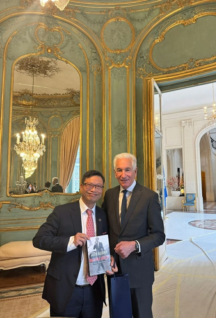 Đại sứ Việt Nam tại Pháp Trịnh Đức Hải chào xã giao Đại sứ Hoa Kỳ tại Pháp Charles Kushner