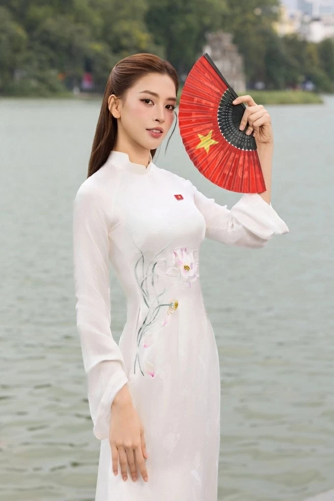 Hoa hậu Tiểu Vy mừng dịp lễ với loạt ảnh diện áo dài thêu hoa sen, duyên dáng bên hồ Gươm và những góc phố ở Hà Nội. Hoa hậu Tiểu Vy mừng dịp lễ với loạt ảnh diện áo dài thêu hoa sen, duyên dáng bên hồ Gươm và những góc phố ở Hà Nội.