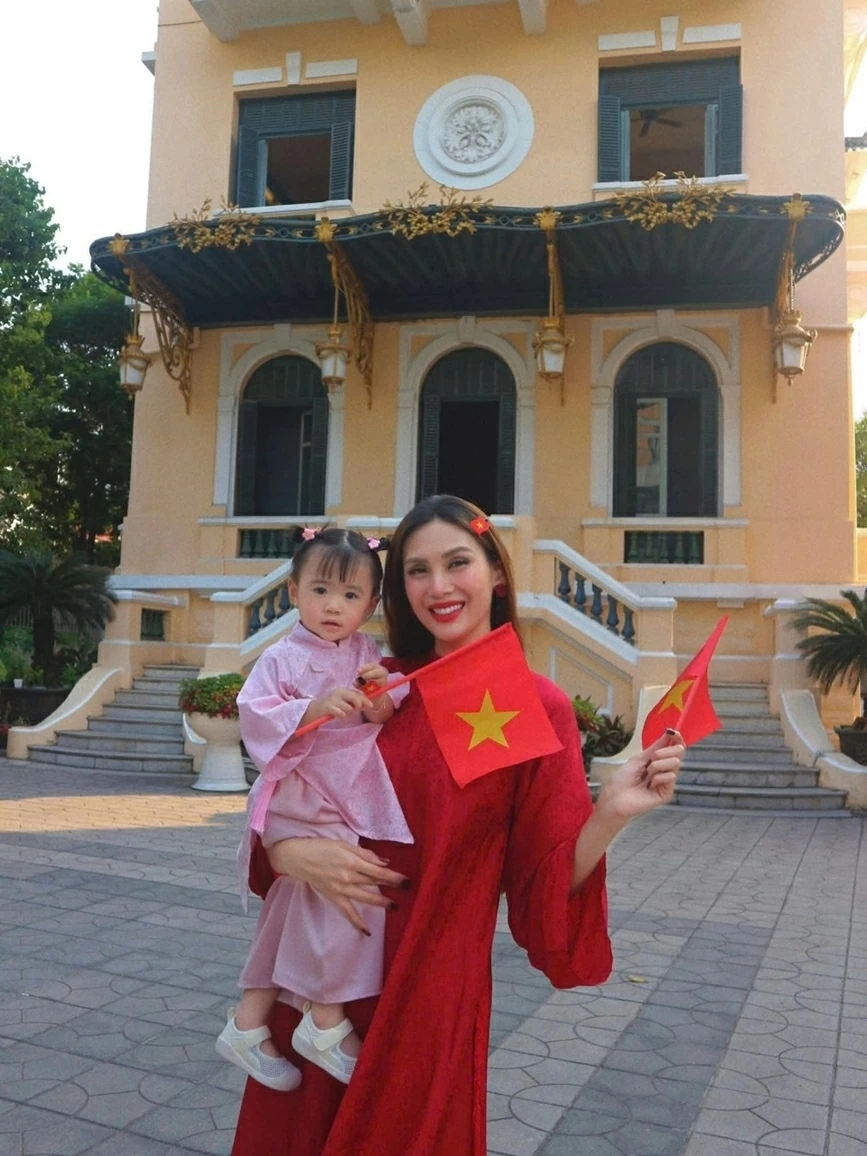 Ca sĩ Hòa Minzy và dàn Hoa hậu khoe sắc thắm với áo dài, rạng rỡ chào mừng ngày 30/4 Ca sĩ Hòa Minzy và dàn Hoa hậu khoe sắc thắm với áo dài, rạng rỡ chào mừng ngày 30/4