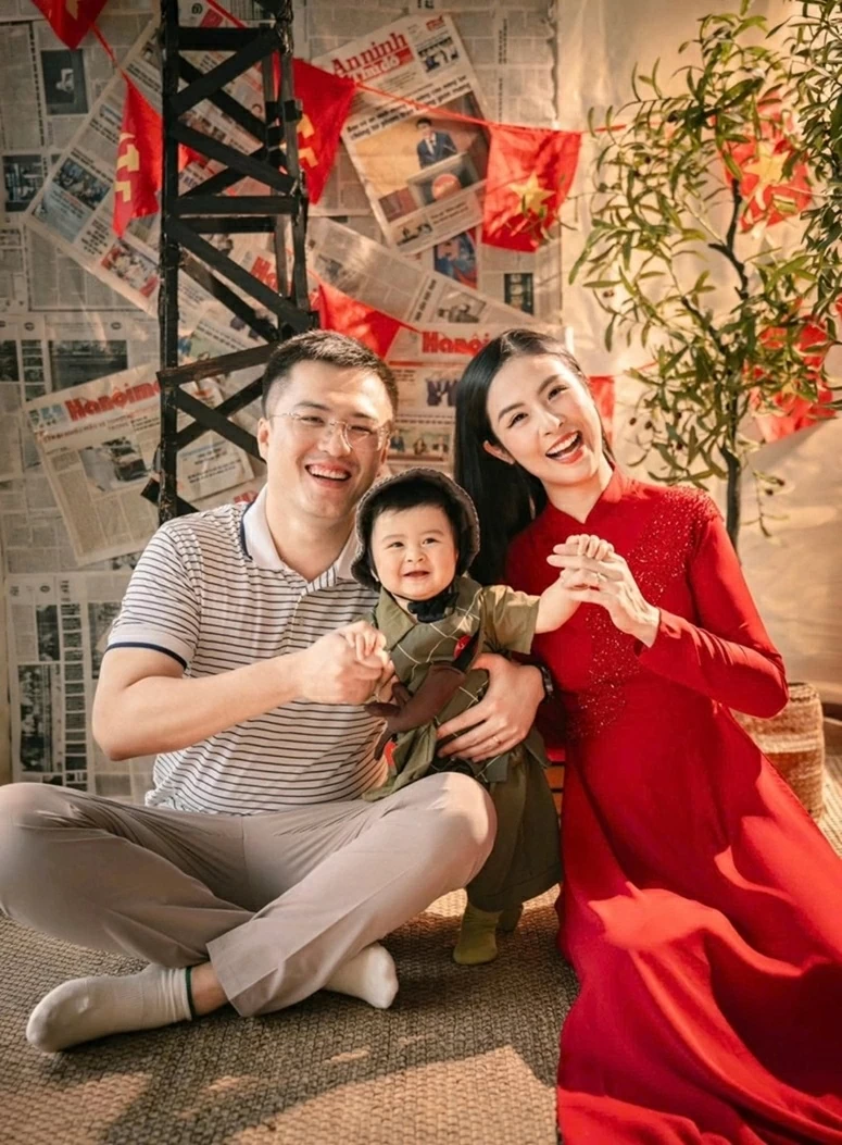 Ca sĩ Hòa Minzy và dàn Hoa hậu khoe sắc thắm với áo dài, rạng rỡ chào mừng ngày 30/4 Ca sĩ Hòa Minzy và dàn Hoa hậu khoe sắc thắm với áo dài, rạng rỡ chào mừng ngày 30/4