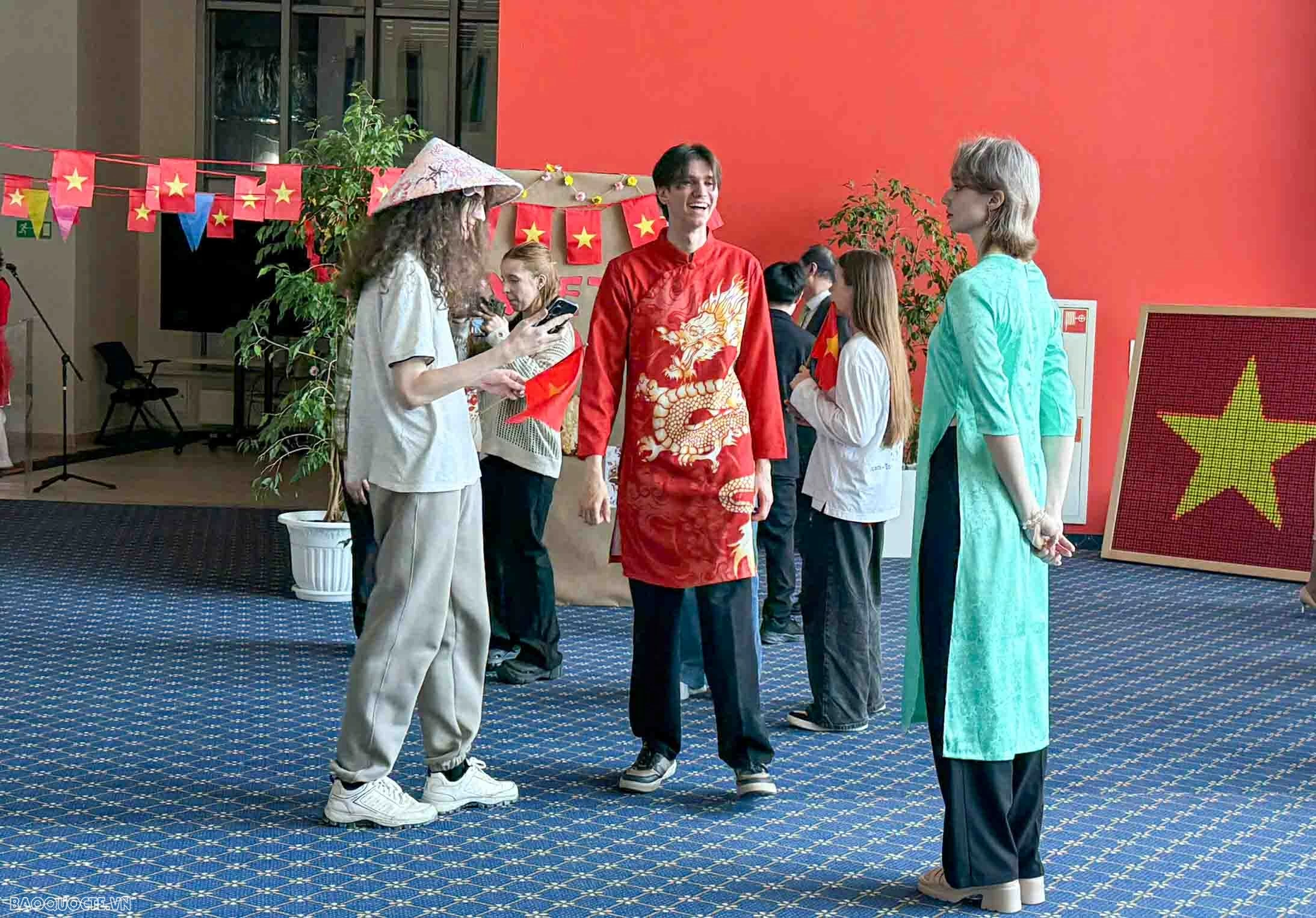 Sôi nổi Lễ hội Văn hóa Việt Nam tại Đại học Tổng hợp Liên bang Viễn Đông (FEFU) Sôi nổi Lễ hội Văn hóa Việt Nam tại Đại học Tổng hợp Liên bang Viễn Đông (FEFU)