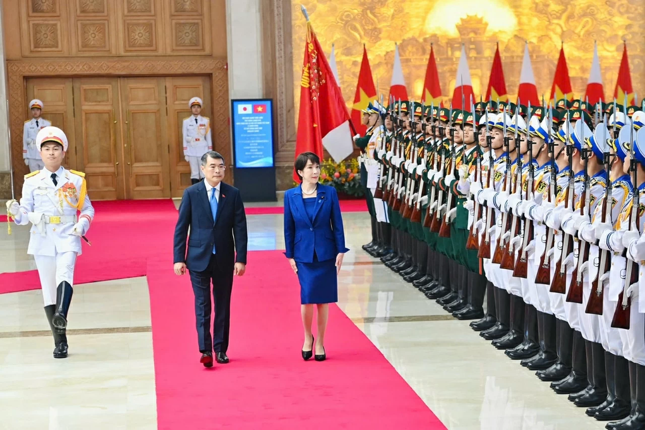 Thủ tướng Chính phủ Lê Minh Hưng và Thủ tướng Robert Fico duyệt đội danh dự.
