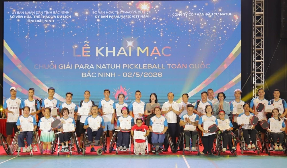 Các đại biểu trao giấy chứng nhận cho các vận động viên dự giải Giải Para Natuh Pickleball Bắc Ninh 2026. (Nguồn: BacninhTV)