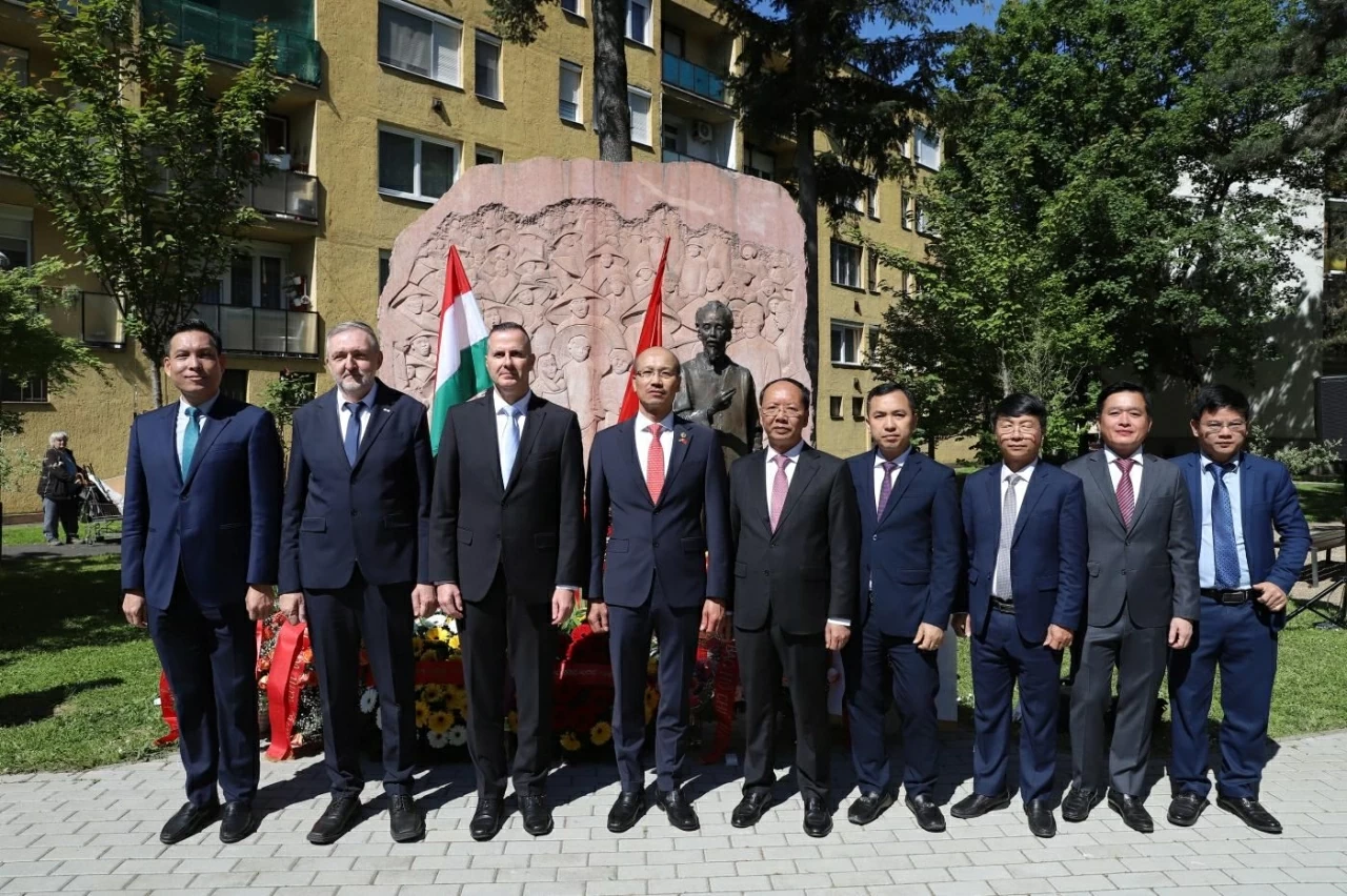 các đại biểu chụp ảnh chung tại Tượng đài Chủ tịch Hồ Chí Minh tại thành phố Zalaegerszeg.