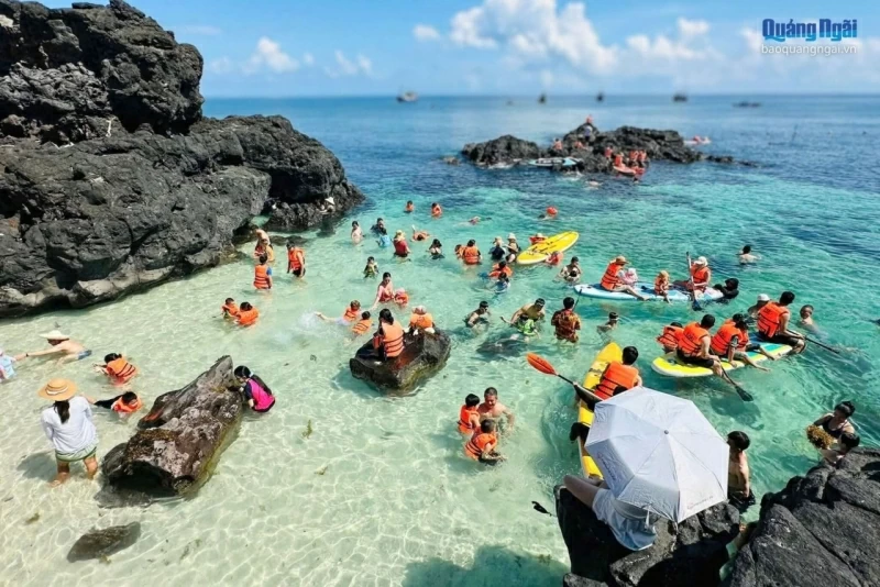 Đặc khu Lý Sơn hút khách du lịch trong dịp Giỗ Tổ Hùng Vương. (Nguồn: Báo Quảng Ngãi) Đặc khu Lý Sơn hút khách du lịch trong dịp Giỗ Tổ Hùng Vương. (Nguồn: Báo Quảng Ngãi)