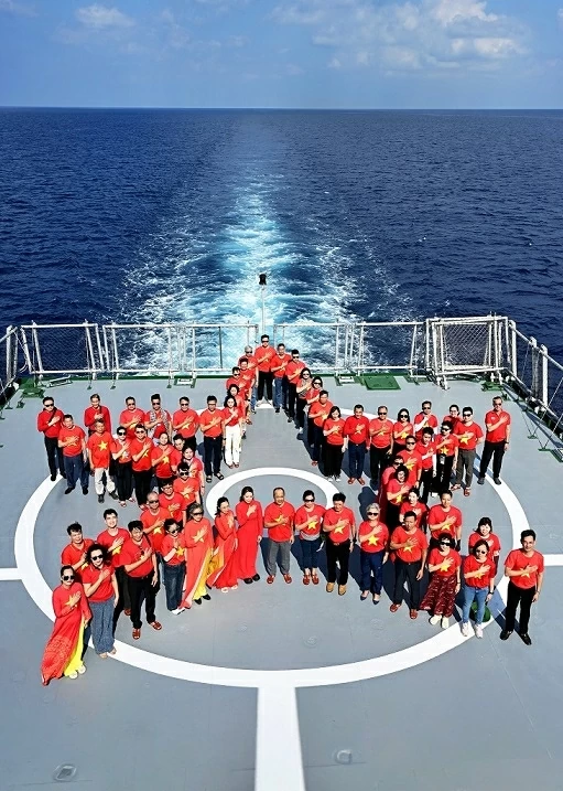 Trường Sa - Nơi niềm tin chạm vào máu thịt Tổ quốc Trường Sa - Nơi niềm tin chạm vào máu thịt Tổ quốc