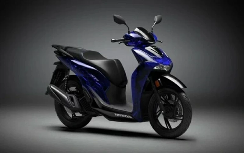 Honda SH Vetro Blue 2026 nhập Ý nổi bật với dàn áo xanh dương bán trong suốt, hướng đến nhóm khách hàng thích xe tay ga cao cấp khác biệt.