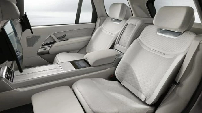 Range Rover SV Ultra loại bỏ hoàn toàn da động vật, thay vào đó sử dụng vật liệu Ultrafabrics cao cấp với hai tông màu Orchid White và Cinder Grey.