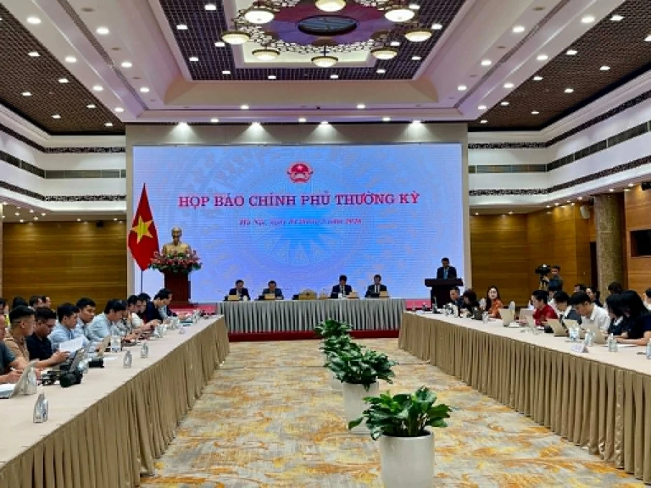 Họp báo Chính phủ thường kỳ tháng 4/2026: Cải cách thủ tục hành chính và dự án y tế trọng điểm