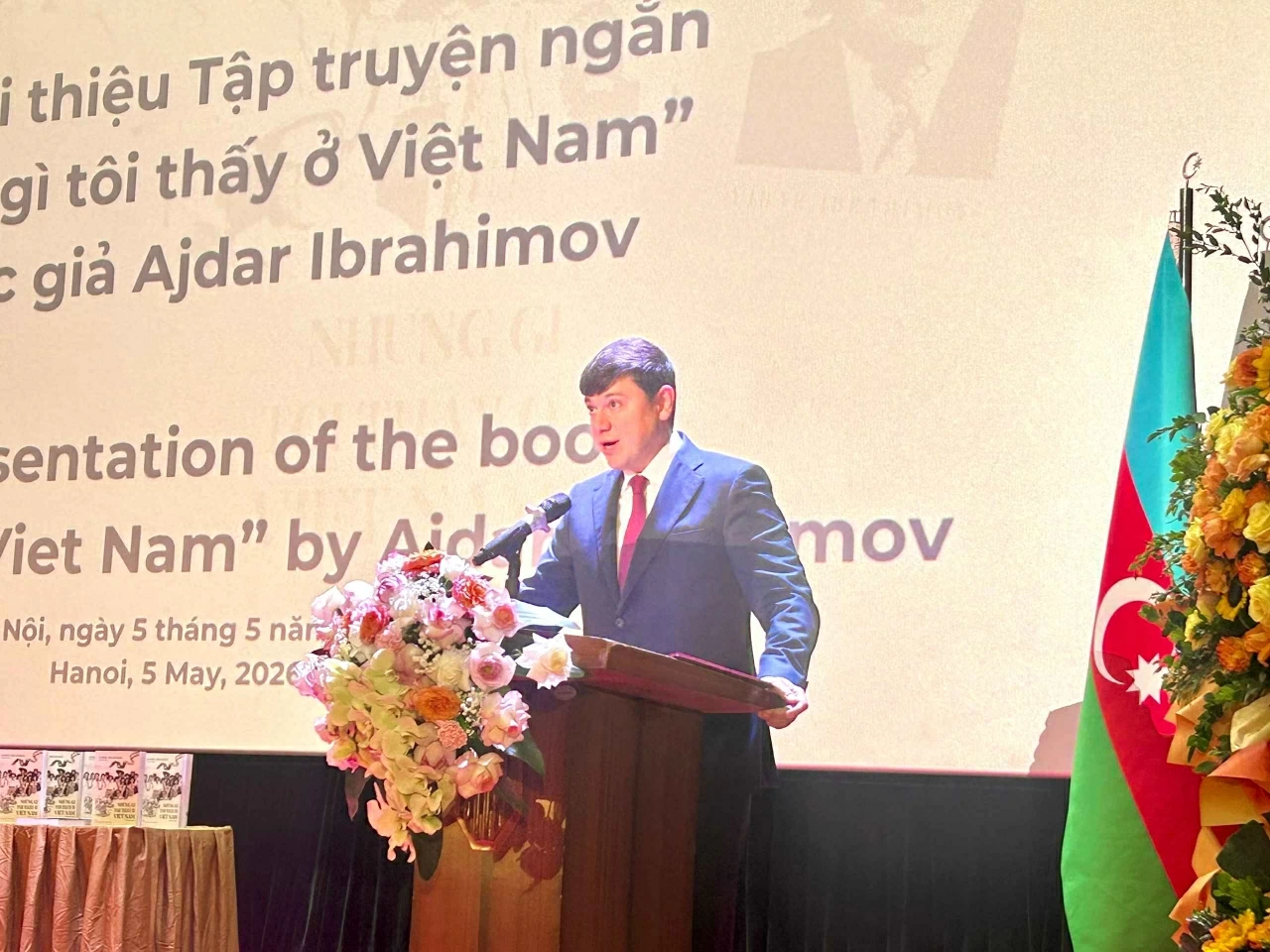 Ông Fuad Muradov - Chủ tịch Ủy ban Nhà nước về công tác kiều dân Cộng hòa Azerbaijan gửi lời cảm ơn tới cơ quan đại diện 2 nước đã góp phần tạo nên bản hoàn thiện của cuốn sách. (Ảnh: Yến Vi)