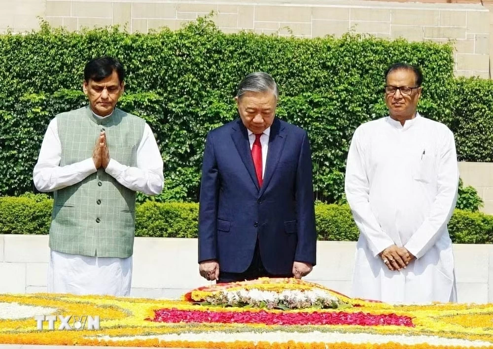 Tổng Bí thư, Chủ tịch nước Tô Lâm đặt vòng hoa tại Khu tưởng niệm Mahatma Gandhi và Tượng Chủ tịch Hồ Chí Minh