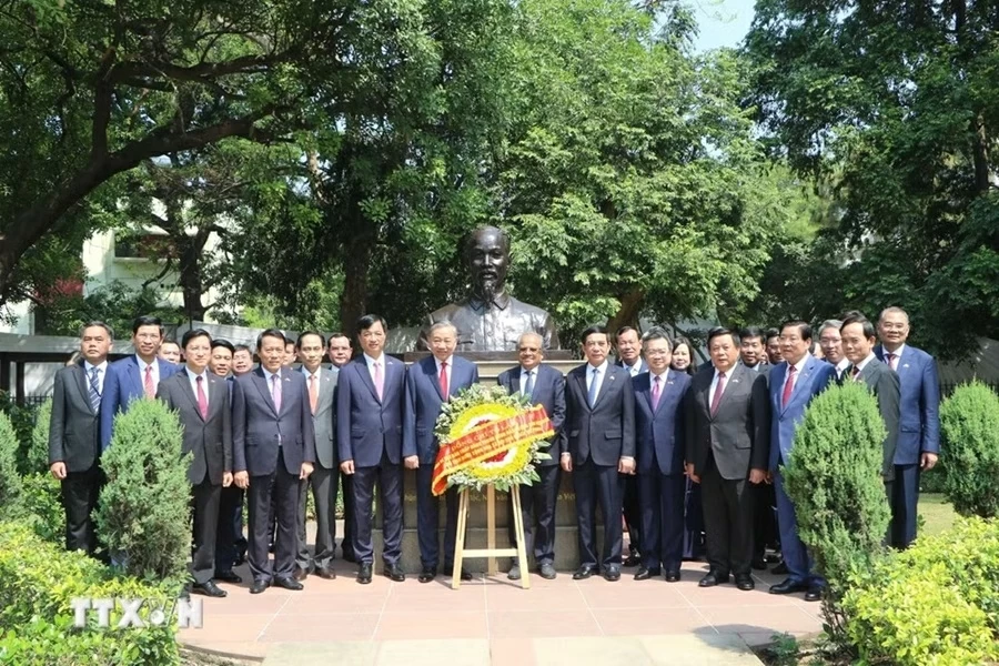 Tổng Bí thư, Chủ tịch nước Tô Lâm đặt vòng hoa tại Khu tưởng niệm Mahatma Gandhi và Tượng Chủ tịch Hồ Chí Minh