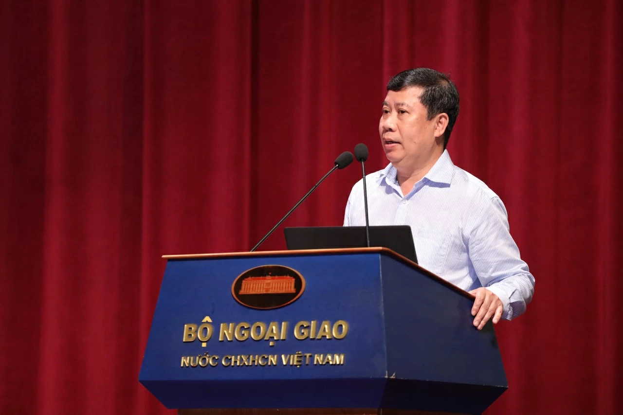 Phó Cục trưởng Cục Bảo vệ chính trị nội bộ, Ban Tổ chức Trung ương Đỗ Đức Trung trình bày chuyên đề đầu tiên. (Ảnh: Thành Long)