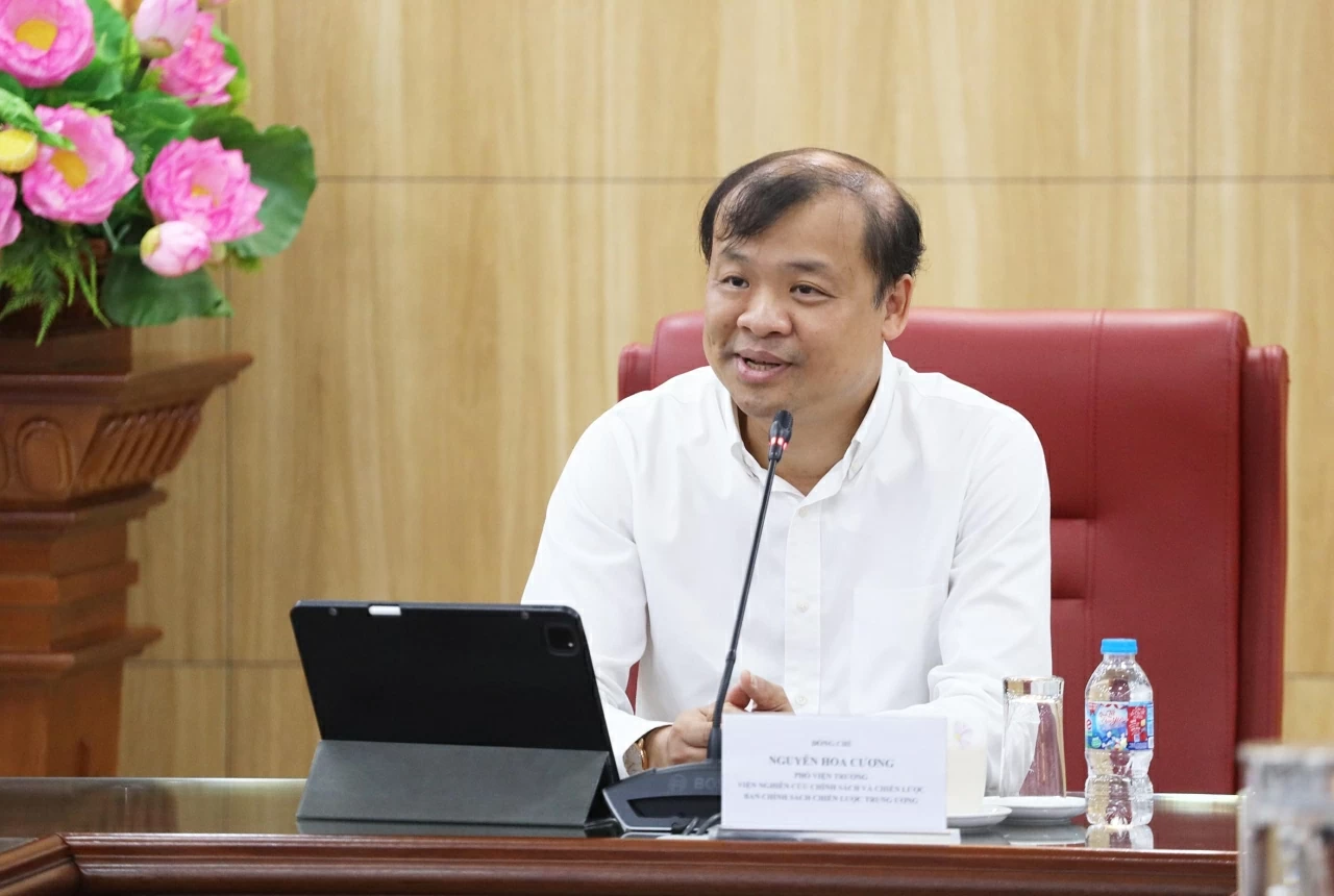 Phó Viện trưởng Viện Nghiên cứu chính sách và chiến lược, Ban Chính sách Chiến lược Trung ương Nguyễn Hoa Cương trình bày chuyên đề 