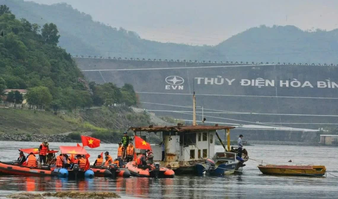 Trước đó, chiều 7/5, người dân hai bên sông Đà cũng “mãn nhãn” bởi màn trình diễn xuồng hơi trên sông Đà tại Lễ Cầu ngư và thả hoa đăng năm 2026 do Câu lạc bộ Thể thao dưới nước hồ Hòa Bình thực hiện. (Ảnh: H.T) Trước đó, chiều 7/5, người dân hai bên sông Đà cũng “mãn nhãn” bởi màn trình diễn xuồng hơi trên sông Đà tại Lễ Cầu ngư và thả hoa đăng năm 2026 do Câu lạc bộ Thể thao dưới nước hồ Hòa Bình thực hiện. (Ảnh: H.T)