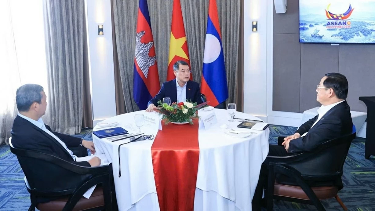 Thủ tướng Lê Minh Hưng cùng Thủ tướng Campuchia Hun Manet và Thủ tướng Lào Sonexay Siphandone ăn sáng và làm việc. (Nguồn: TTXVN) Thủ tướng Lê Minh Hưng cùng Thủ tướng Campuchia Hun Manet và Thủ tướng Lào Sonexay Siphandone ăn sáng và làm việc. (Nguồn: TTXVN)