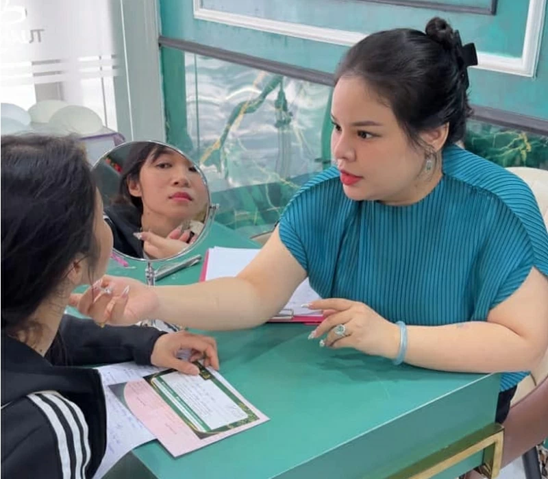 Những cuộc đối thoại trực tiếp giúp khách hàng tỉnh táo trước áp lực về ngoại hình hoàn hảo.