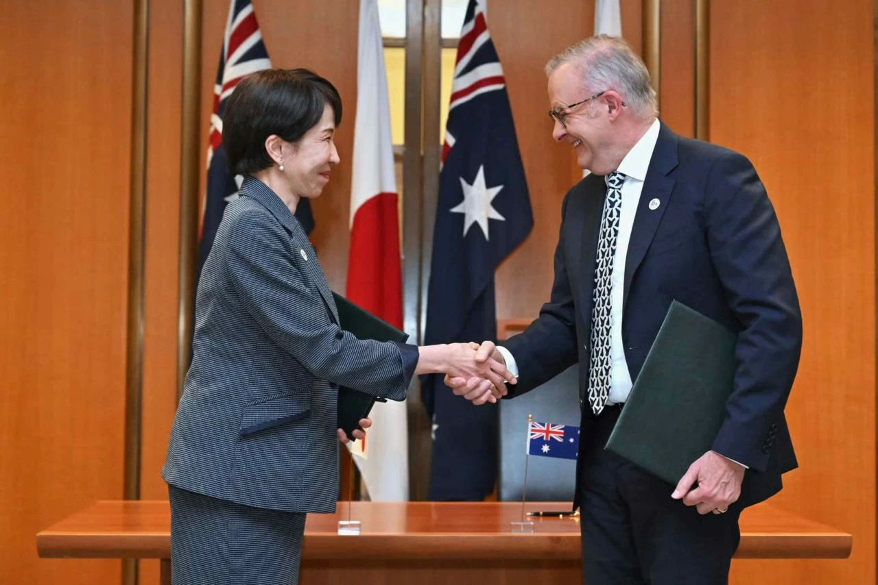 Thủ tướng Nhật Bản Takaichi Sanae (trái) và Thủ tướng Australia Anthony Albanese (phải) bắt tay sau khi ký Tuyên bố chung về Hợp tác an ninh kinh tế tại Tòa nhà Quốc hội, Canberra, Australia, ngày 4/5. (Nguồn: SCANPIX) Thủ tướng Nhật Bản Takaichi Sanae (trái) và Thủ tướng Australia Anthony Albanese (phải) bắt tay sau khi ký Tuyên bố chung về Hợp tác an ninh kinh tế tại Tòa nhà Quốc hội, Canberra, Australia, ngày 4/5. (Nguồn: SCANPIX)