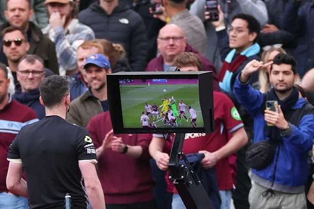VAR lại dậy sóng Ngoại hạng Anh: West Ham phẫn nộ, Arsenal hưởng lợi?
