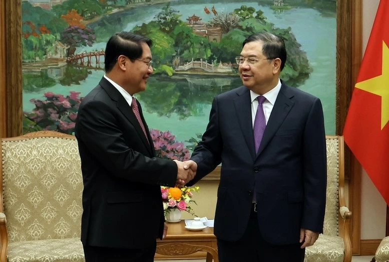 Phó Thủ tướng Thường trực Chính phủ Phạm Gia Túc tiếp ông Athsaphangthong Siphandone, Bí thư Thành ủy kiêm Chủ tịch HĐND Thủ đô Vientiane, trong chuyến thăm và làm việc tại Việt Nam. (Nguồn: VGP) Phó Thủ tướng Thường trực Chính phủ Phạm Gia Túc tiếp ông Athsaphangthong Siphandone, Bí thư Thành ủy kiêm Chủ tịch HĐND Thủ đô Vientiane, trong chuyến thăm và làm việc tại Việt Nam. (Nguồn: VGP)