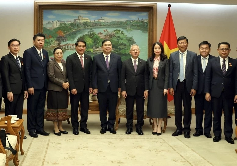 Phó Thủ tướng Thường trực Chính phủ Phạm Gia Túc cùng Bí thư Thành ủy, Chủ tịch HĐND Thủ đô Vientiane Athsaphangthong Siphandone và các đại biểu tham dự buổi tiếp. (Nguồn: VGP) Phó Thủ tướng Thường trực Chính phủ Phạm Gia Túc cùng Bí thư Thành ủy, Chủ tịch HĐND Thủ đô Vientiane Athsaphangthong Siphandone và các đại biểu tham dự buổi tiếp. (Nguồn: VGP)