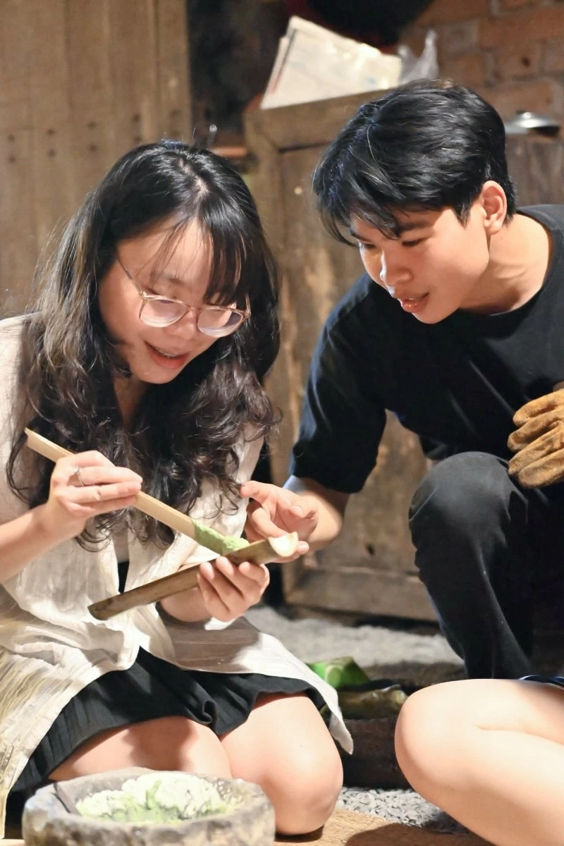 Nhóm bạn trẻ tham gia hoạt động nấu ăn cộng đồng Umoya bên bếp lò nồi gang. Nhóm bạn trẻ tham gia hoạt động nấu ăn cộng đồng Umoya bên bếp lò nồi gang.