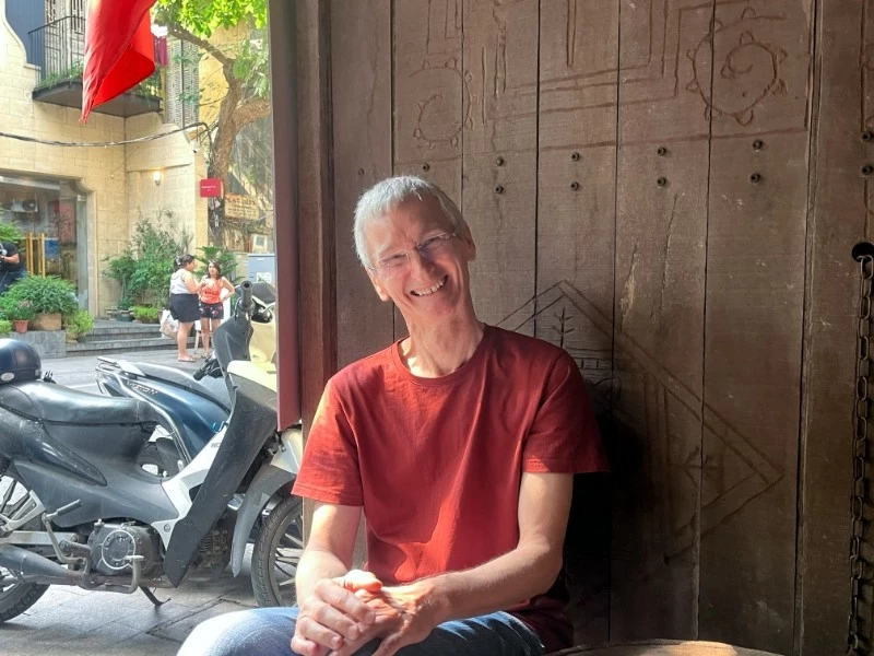 (Ảnh 6: Michele – vị khách quốc tế đã gắn bó với không gian TôTô Cafe.) (Ảnh 6: Michele – vị khách quốc tế đã gắn bó với không gian TôTô Cafe.)