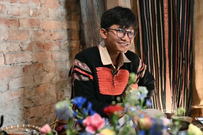 (Ảnh 1: Anh Y Tô Tô Kbuôr, chủ quán TôTô Cafe.) (Ảnh 1: Anh Y Tô Tô Kbuôr, chủ quán TôTô Cafe.)