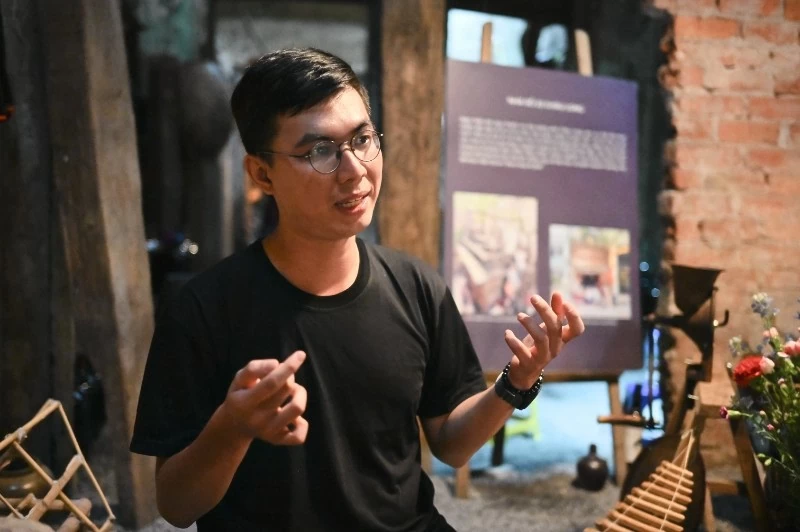 (Ảnh 7: Anh Hoàng chia sẻ trải nghiệm tại không gian văn hóa TôTô Cafe.) (Ảnh 7: Anh Hoàng chia sẻ trải nghiệm tại không gian văn hóa TôTô Cafe.)