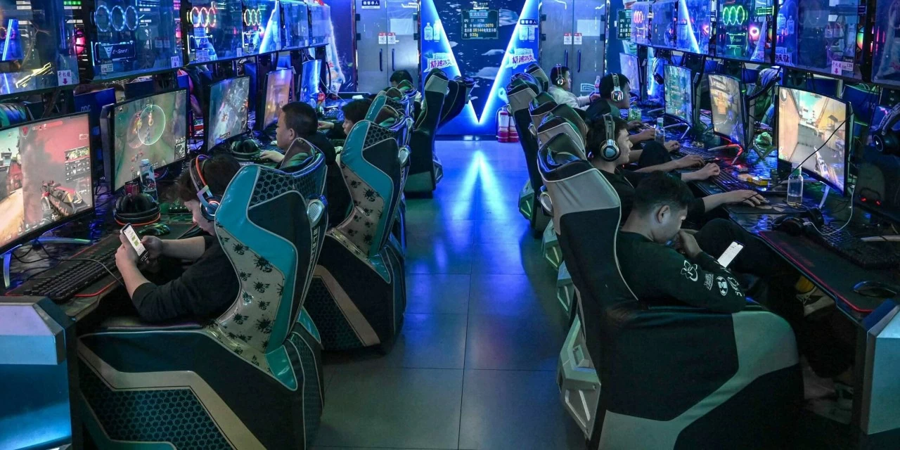 Người dùng chơi game tại một quán Internet, hay quán net, ở Bắc Kinh, Trung Quốc, năm 2024. (Nguồn: Jade Gao/AFP qua VCG) Người dùng chơi game tại một quán Internet, hay quán net, ở Bắc Kinh, Trung Quốc, năm 2024. (Nguồn: Jade Gao/AFP qua VCG)