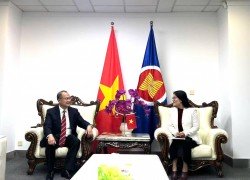 Tổng lãnh sự Việt Nam tại Côn Minh Nghiêm Việt Chung tiếp Chủ tịch Tập đoàn Sunwah Jonathan Choi