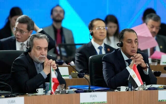 Ngoại trưởng Iran Abbas Araghchi (trái) và Thủ tướng Ai Cập Mostafa Madbouly tham dự Hội nghị thượng đỉnh BRICS lần thứ 17 tại Rio de Janeiro, Brazil ngày 6/7/2025. (Nguồn: The Times of Israel)