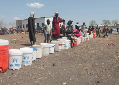 Người dân tại các khu vực xung đột ở Sudan và Nam Sudan nhận lương thực, nước sạch cùng nhiều nhu yếu phẩm từ các tổ chức nhân đạo giữa lúc giao tranh tiếp tục leo thang. (Nguồn: Lokmat Times)