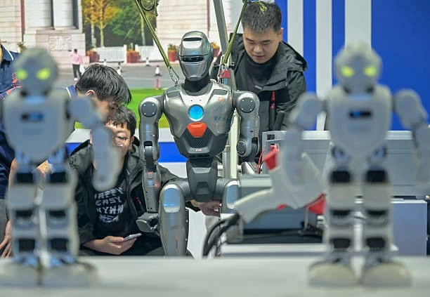 Các robot hình người được trưng bày tại Hội nghị Thượng đỉnh Công nghiệp Robot Hình người Hàng Châu. (Nguồn: Getty Images) Các robot hình người được trưng bày tại Hội nghị Thượng đỉnh Công nghiệp Robot Hình người Hàng Châu. (Nguồn: Getty Images)